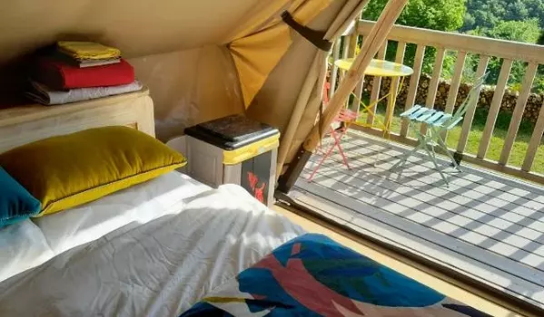 Lit douillet très confort fabriqué en Aveyron dans la tente cabane Shouca
