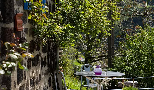 Repas en terrasse vue sur la vallée / photo Julia Lafaille